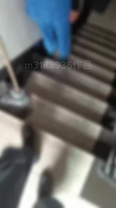 楼道保洁阿姨，偶遇打扫卫生，随即拉到屋里口交偷情内射