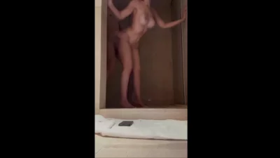 浴室大战巨乳少妇，趁着老公上班的时间来湿身性爱被操得不要不要的